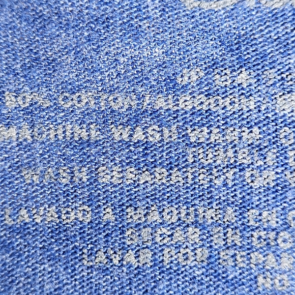 2/20$ Disney Store Captain Marvel blue short sleeve graffic worn out design Sz M - Picture 9 of 9